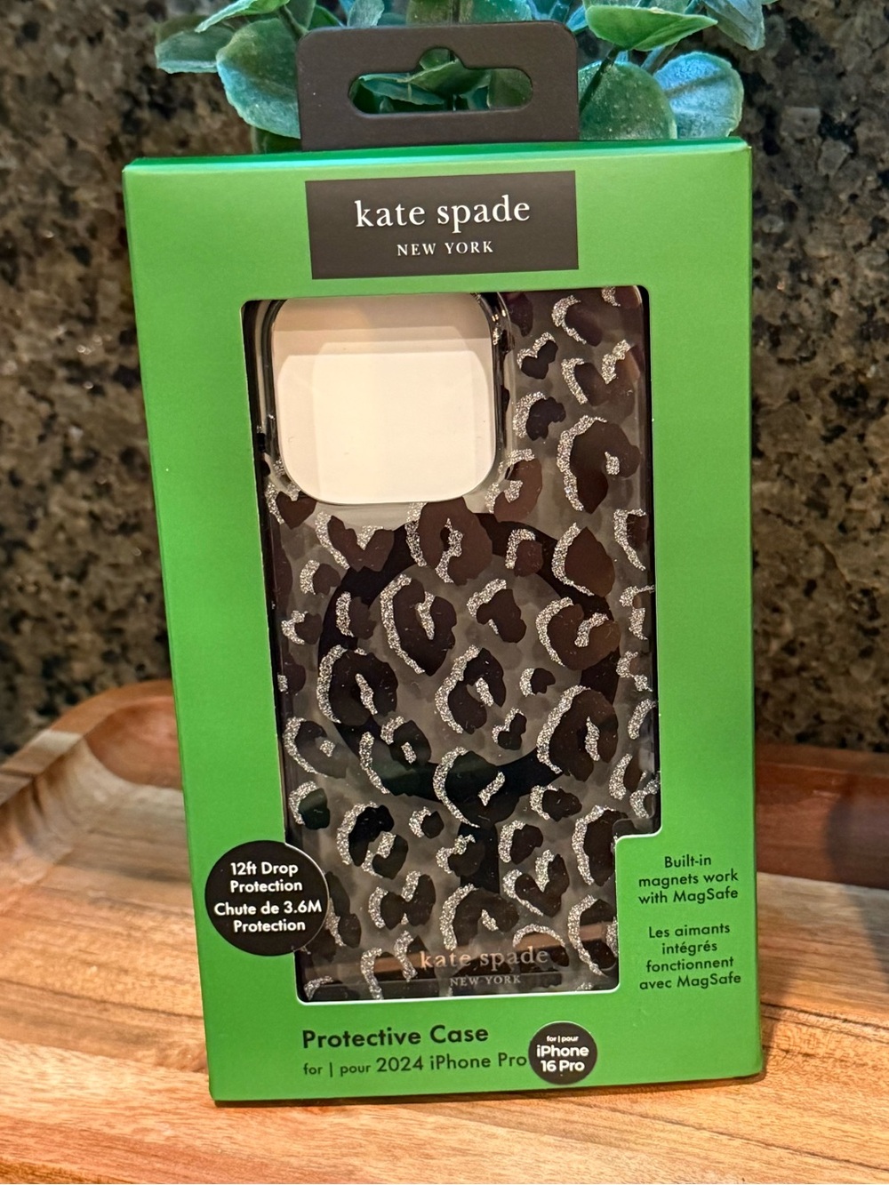 kate spade new york Black City Leopard MagSafe iPhone 16 Pro